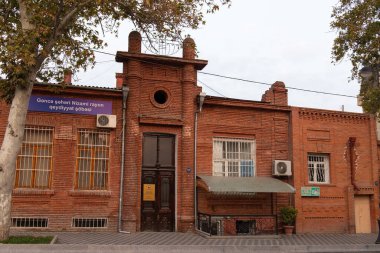 Ganja şehri, Azerbaycan, 10.16.2021. Geçen yüzyılın eski kırmızı tuğlalı evleri..