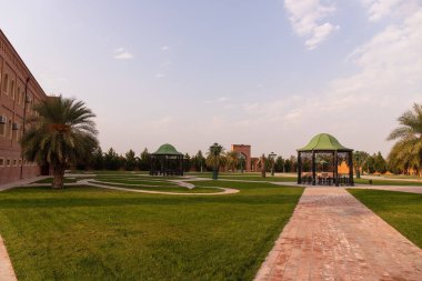 Kenevir. Azerbaycan. 10.17.2021 yıl. Şehrin varoşlarındaki İmam-zade anıtının güzel avlusu..