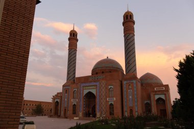 Kenevir. Azerbaycan. 10.17.2021 yıl. Gün batımında büyük, güzel bir cami imamzade mozolesi..