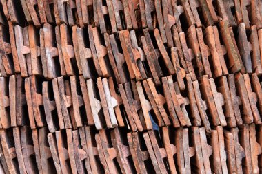 Birbiri üstüne yığılmış bir sürü karo..