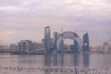 Bakü şehri. Azerbaycan. 11.18.2021. Sabahları şehir merkezinin güzel manzarası..