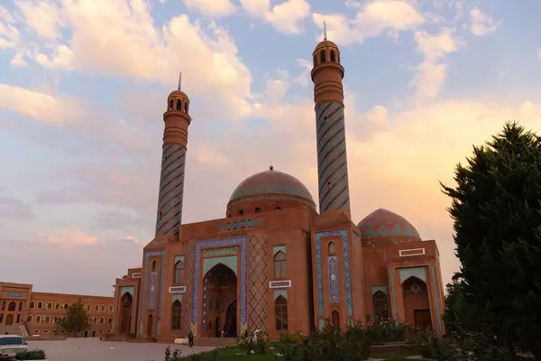 Kenevir. Azerbaycan. 10.17.2021 yıl. Gün batımında büyük, güzel bir cami imamzade mozolesi..