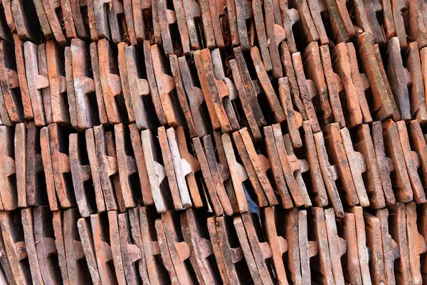 Birbiri üstüne yığılmış bir sürü karo..