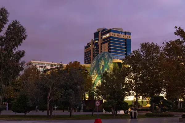 Bakü şehri. Azerbaycan. 11.18.2021. Bulvarın yakınındaki güzel Hilton Oteli.