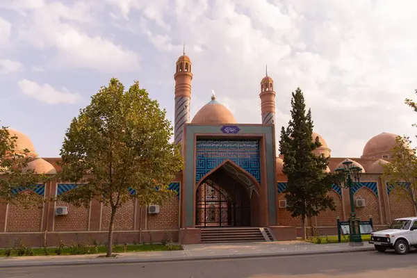 Kenevir. Azerbaycan. 10.17.2021 yıl. Şehrin varoşlarındaki büyük, güzel bir cami imamzade mozolesi..