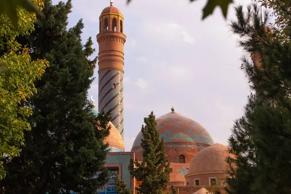 Kenevir. Azerbaycan. 10.17.2021 yıl. Şehrin varoşlarındaki büyük, güzel bir cami imamzade mozolesi..