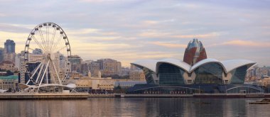 Bakü şehri. Azerbaycan. 11.18.2021. Sabah yeni bulvarda dönme dolap..