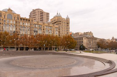 Bakü. Azerbaycan. 11.30, 2021. Şehir merkezindeki büyük güzel park. Adım Winter Park..
