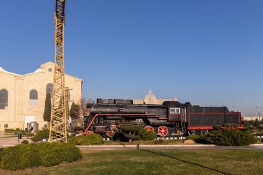 Bakü. Azerbaycan. 12.16.2021. Primorsky Bulvarı 'nda güzel bir buhar lokomotifi. 