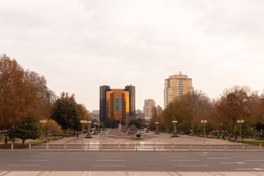 Bakü. Azerbaycan. 11.30, 2021. Şehrin merkezindeki güzel Heydar Aliyev Central Park.