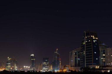 Bakü. Azerbaycan. 12.01.2021. Sabahın erken saatlerinde şehir merkezinde binalar..