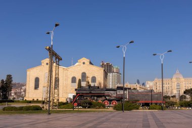 Bakü. Azerbaycan. 12.16.2021. Primorsky Bulvarı 'nda güzel bir buhar lokomotifi. 