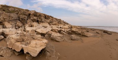 Hazar Denizi 'nin güzel kayalık kıyıları. Bakü. Azerbaycan.