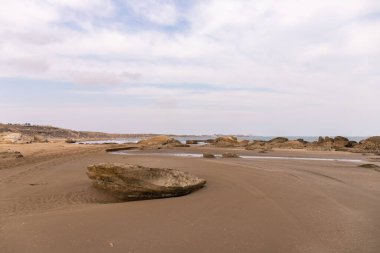 Hazar Denizi 'nin güzel kayalık kıyıları. Bakü. Azerbaycan.