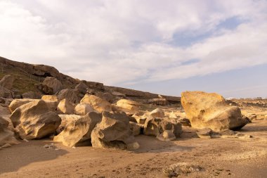 Hazar Denizi 'nin güzel kayalık kıyıları. Bakü. Azerbaycan.
