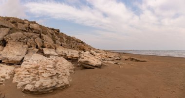 Hazar Denizi 'nin güzel kayalık kıyıları. Bakü. Azerbaycan.