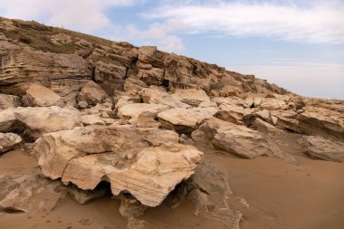 Hazar Denizi 'nin güzel kayalık kıyıları. Bakü. Azerbaycan.