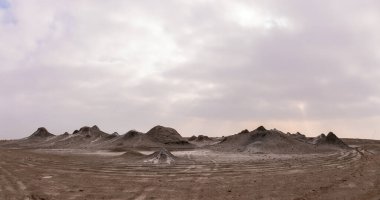 Alyat köyü yakınlarındaki dağlarda güzel çamur volkanları. Azerbaycan.