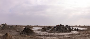 Çamur volkanlarında bir grup turist. Alyat. Azerbaycan.