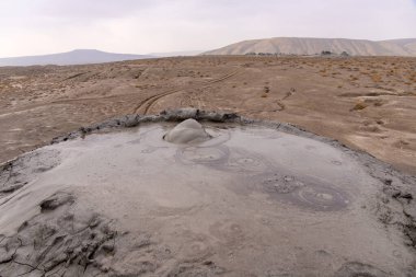 Alyat köyü yakınlarındaki dağlarda güzel çamur volkanları. Azerbaycan.