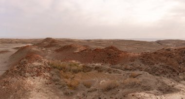 Alyat köyü yakınlarındaki çamur volkanlarının yanındaki volkanik kayalar yanmış. Azerbaycan.