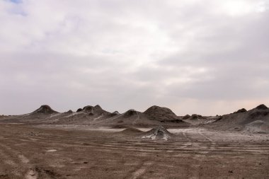 Alyat köyü yakınlarındaki dağlarda güzel çamur volkanları. Azerbaycan.