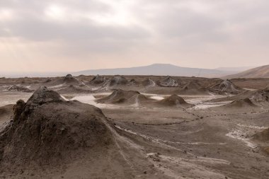 Alyat köyü yakınlarındaki dağlarda güzel çamur volkanları. Azerbaycan.