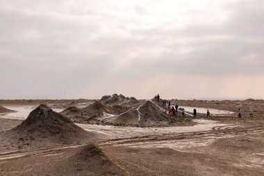 Alyat. Azerbaycan. 12.19.2021. Çamur volkanlarında bir grup turist. 