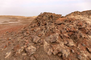 Alyat köyü yakınlarındaki çamur volkanlarının yanındaki volkanik kayalar yanmış. Azerbaycan.