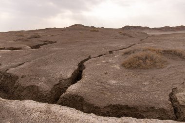 Dağlardaki çatlaklar akan nehirlerden kaynaklanıyor..