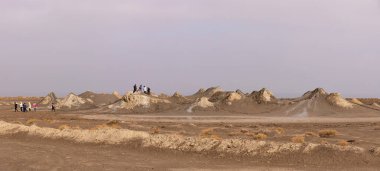 Çamur volkanlarında bir grup turist. Alyat. Azerbaycan.