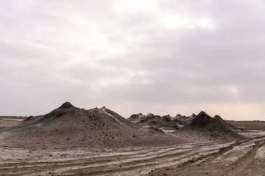 Alyat köyü yakınlarındaki dağlarda güzel çamur volkanları. Azerbaycan.