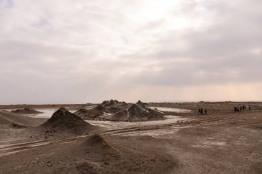 Çamur volkanlarında bir grup turist. Alyat. Azerbaycan.
