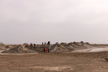 Alyat. Azerbaycan. 12.19.2021. Çamur volkanlarında bir grup turist. 