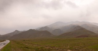 Sisin içindeki güzel yeşil dağlar. Khizi. Azerbaycan.