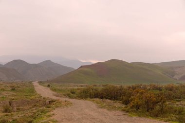 Altyagachsky arazisinde sonbahar yolu. Khizi. Azerbaycan.