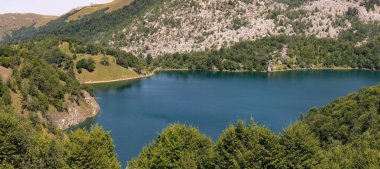 Dağların tepesinde güzel bir göl. Kenevir. Azerbaycan.