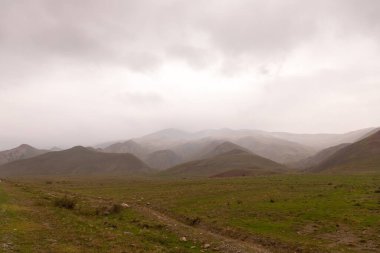 Sisin içindeki güzel yeşil dağlar. Khizi. Azerbaycan.