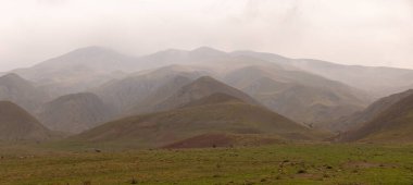 Sisin içindeki güzel yeşil dağlar. Khizi. Azerbaycan.