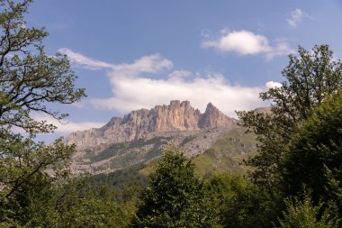 Ganja 'da gölleri olan güzel büyük bir dağ. Kyapaz. Deniz seviyesinden 3066 metre yukarıda. Azerbaycan.