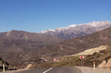 Kafkasların yüksek dağlarında asfalt yol. Ismailly 'de. Azerbaycan.