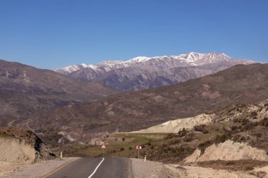 Kafkasların yüksek dağlarında asfalt yol. Ismailly 'de. Azerbaycan.