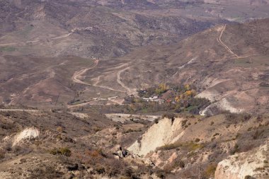 Dağlarda küçük, eski bir köy. Ismailly 'de. Azerbaycan.