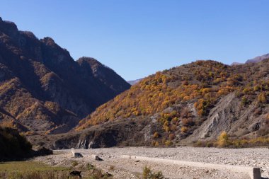 Nehrin yakınındaki dağlarda güzel bir sonbahar ormanı. Lahich. Ismailly 'de. Azerbaycan.