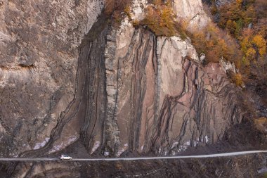 Lagich köyüne giden dağlarda güzel bir yol. Ismailly 'de. Azerbaycan.