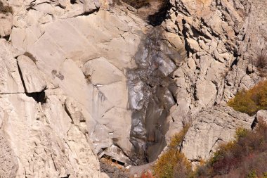 Nehrin yakınındaki dağlarda kurumuş şelale. Lahich. Ismailly 'de. Azerbaycan.