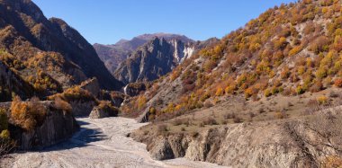 Nehrin yakınındaki dağlarda güzel bir sonbahar ormanı. Lahich. Ismailly 'de. Azerbaycan.