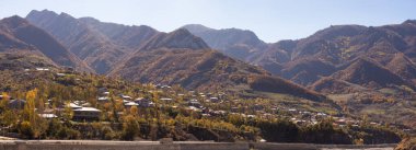 Lahij dağ köyünün sonbahar manzarası. Ismailly 'de. Azerbaycan.