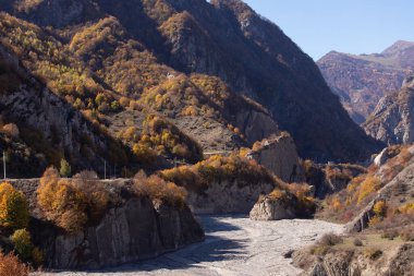 Nehrin yakınındaki dağlarda güzel bir sonbahar ormanı. Lahich. Ismailly 'de. Azerbaycan.