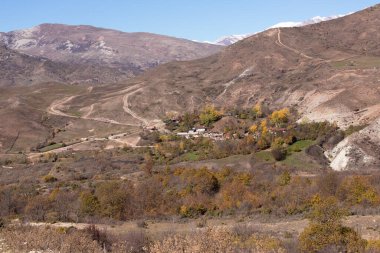 Dağlarda küçük, eski bir köy. Ismailly 'de. Azerbaycan.